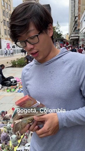 Venezuelan Banknotes Sold as Souvenirs in Bogotá | Money Stacks