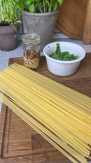 Ibsens Mad – Hjemmelavet & hjertevarmt on Instagram: "Husk lyd😉 Jeg elsker bare det italienske køkken🇮🇹det er så enkelt og nemt at lave hvis man bare husker at bruge de rigtig råvare. Opskrift til 1 person 250 god italiensk pasta, jeg har købt min i Føtex Halvere 10–15 tomater 4 fed hvidløg skåret i skiver 1 lille bundt basilikum fint snittet Chili flager efter eget behov Parmigano reggiano parmesan ost Ca 1 dl pasta vand Lidt salt og peber Start med at svitse hvidløg af på en varm pande gans