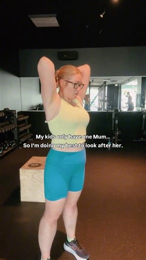 Zazi Henderson - Speech Therapist & Parenting Coach on Instagram: "I’ve been talking more about mum-wellness lately & it feels a bit vulnerable. My content used to be allll about the kids but behind the screen I wasn’t managing to look after myself at all. I was putting their needs first every time and calling it good parenting, when often I was struggling. I realised my kids only get one mum and I’m actually doing the best for them when I take care of her. Like the whole ‘put your own mask on b