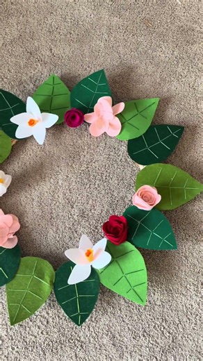 learning how to make felt flowers 🌺 #felt #feltflowers #wreath #feltwreath #homemade