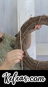 If you’re looking for an easy way to hang your grapevine wreath, don’t miss this simple hack! 🙌 It’s the trick to making sure your wreath hangs straight and shows off your design just the way you planned. Whether you’re crafting for fun or selling your work, this tip is a total game-changer! 🎯💐 📖 Check out the blog 👉 https://www.keleas.com/how-to-add-a-hanger-to-a-grapevine-wreath/ #WreathMakingTip #DIYWreath #GrapevineWreath #WreathHack #WreathMaking101 | Kelea's