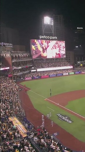 TOM DELONGE Sings With Baseball Fans #blink182