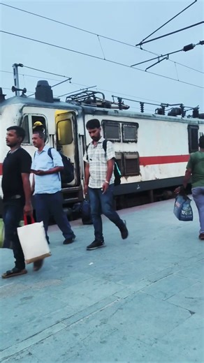 don't bored early in train yard #train #railway #facts #rail #stations #trainsignal