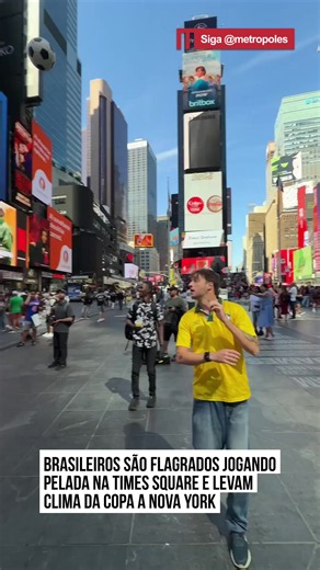 ⚽🇺🇲🇧🇷 CLIMA DE COPA #Brasileiros foram flagrados batendo bola na #TimesSquare, em #NovaYork, em uma cena que chamou a atenção de quem passava pelo local. O vídeo mostra o clima descontraído e a paixão pelo futebol tomando conta de um dos pontos mais famosos do mundo. Com a #CopadoMundo de 2026 se aproximando, a cidade já começa a respirar o torneio. E os brasileiros fizeram questão de lembrar por que o país é conhecido mundialmente como a terra do futebol, transformando o cartão postal em p