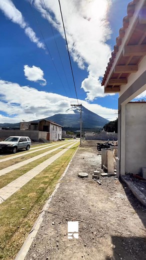Casa en venta en Antigua Estancia A 15 minutos de Antigua Guatemala 📍 Tel: 78322660 | US$295,000 | GTQ2,300,000 | ID: CVF586 Terreno: 10m x 30m 🌿 Construcción: 233m2 🚧 -Casa de un solo nivel (bajo planos)- Características: Garaje techado para un vehículo 🚗 Sala Comedor Cocina abierta con gabinetes y top de cuarzo 󰳏 Dormitorio principal con walk in clóset, baño privado y salida al jardín trasero 🛌 2 dormitorios que comparten baño Jardín central 🪴 Jardín trasero con acceso a la terraza Área
