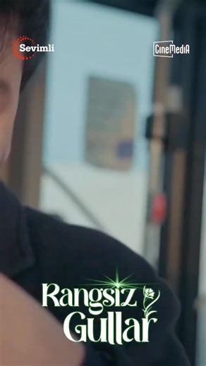 acil yaxshi bola😉 on Instagram: "2001년 개봉한 영화 “A Beautiful Mind”는 단순히 천재 수학자의 삶을 다룬 작품이 아니라, 인간이 내면의 혼란 속에서도 어떻게 사랑과 신뢰로 자신을 되찾아가는지를 보여주는 깊은 이야기입니다. 화려한 계산 장면보다 존 내쉬가 마음속 그림자를 이겨내려는 순간들이 훨씬 더 오래 기억에 남죠. 특히 그가 현실과 환상 사이에서 흔들리면서도 끝까지 아내를 향한 마음을 놓지 않는 모습은 묘하게 가슴을 저릿하게 만듭니다. 이 영화에서 감정을 완성시키는 요소는 바로 잔잔한 피아노 선율과 차분한 배경음악입니다. 처음에는 조용히 스며들지만, 어느 순간 관객도 모르게 내쉬의 감정에 같이 잠기게 되죠. 후반부, 아내가 내쉬의 손을 잡아주던 장면에서는 음악과 화면이 자연스럽게 겹쳐지면서 눈시울이 뜨거워지는 경험을 하게 됩니다. 많은 이들이 “이 장면만 떠올려도 이상하게 마음이 찡하다”고 말하는 이유도 그 때문일 겁니다. 이 영화가