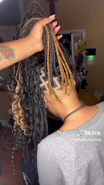 Smedium goddess knotless with a pop of honey blonde 🍯✨🏆🖤 #KAYKissCountdown #brooklynbraider #brooklynhairstylist #fypシ #hairtok #hairinspo #goddessbraids #curlyhair #braidstutorial #honeyblonde