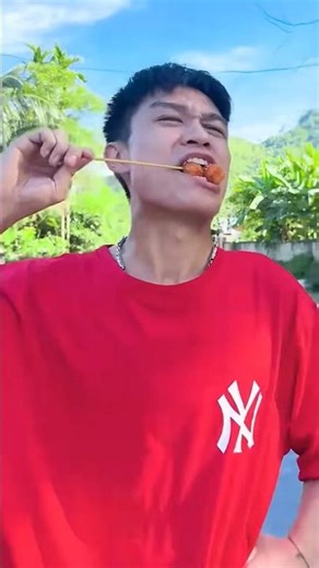 Kind baby eats skewered candy and funny ending😋🍡#shorts