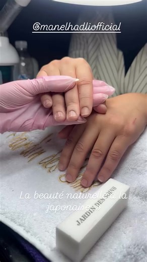 Jardin des soins La manucure japonaise est un soin naturel qui sublime vos ongles sans vernis. Grâce à des produits riches en minéraux et en cire d’abeille, elle nourrit, renforce et fait briller les ongles de manière saine et durable. 💅 Résultat : des ongles brillants, forts et naturellement éclatants pendant plusieurs semaines. #ManucureJaponaise #OnglesNaturels #SoinDesOngles #BeautéNaturelle