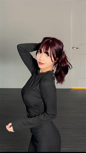 王 Milo ｜台中染髮｜漂髮｜極淺色|免漂霧感髮色 on Instagram: "這個顏色跟瀏海絕配😼 強制幫他剪短瀏海 挺好 ——————————————— 不知道要染什麼嗎❓❓ 幫你染一個最適合你的顏色 ——— 底色處理到一致乾淨 就不用擔心褪色的問題 一步一步教你我的方法 讓你顏色都維持在理想的狀態‼️ ——— 私訊我📩 享有個人優惠價‼️ #台中染髮#染髮#台中漂髮#樹莓紅#免漂髮色"