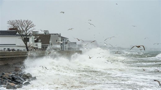 38K views · 481 reactions | ️ La costa este del país se prepara para recibir lluvias, fuertes vientos y marejadas intensas.  Más del Noticiero Univision a las 6:30 pm /5:30 C y en su Edición Nocturna a las 11:30pm / 10:30 C. | Univision Noticias | Facebook
