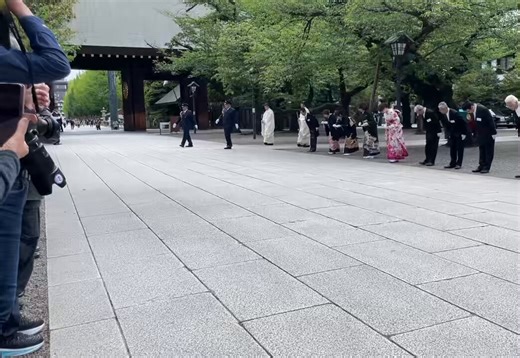 動画で撮って下さってた方が✨中央を歩かれるのが天皇陛下の勅使、右側が私たち勅使奉迎団です。例大祭の勅使参拝は毎年4月22日と10月18日、朝10時から。あまり知られてないけど誰でも見学できる貴重な皇室行事なので是非機会あれば見に来て下さいね🥰#靖國神社 #春季例大祭