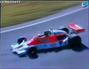 Gp. de Japón 1977 Tristemente recordado por varias cosas, algunas de ellas son, la negativa de muchos equipos en participar por temas económicos, Renault, Copersucar, Williams, BS Fabrications y Hesketh entre ellos. Fue la última carrera de Gunnar Nilson quien después de terminar tuvo hemorragias internas y luego de posteriores estudios se le diagnosticó con una enfermedad terminal. La huida de Hunt y Reutemann del circuito dejando en soledad a Depailler solo en el podio descorchando el champagn
