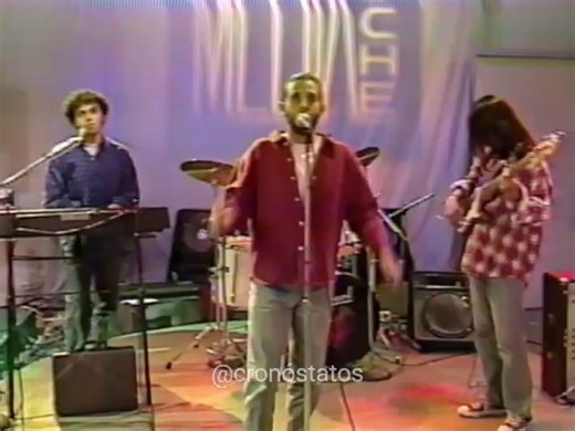 Te Extraño un Poco (Solo un Poco) original de Cruks en Karnak, interpretada en vivo y con público en los estudios de Teleamazonas un 13 de Dic del 94, en el programa "A MEDIA NOCHE"... 📹Cronóstatos digitalizo este gran recuerdo. Cortesía: Gaba Gaba @steverolling | Quitoen360