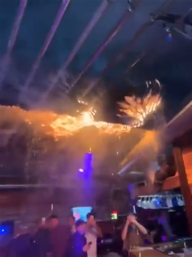 Quel malheur ! Cependant certains points sont à souligner, génération hélas biberonner au Téléphone et réseaux sociaux, de filmer alors que le feu se déclare et chanter et danser pour poster sur Snap ... au lieu de réagir et sortir ... D'autres vidéos montrant des personnes filmant dehors au lieu d'aider les gens et aller péter les baies vitrées pour sauver des vies ! Une personne en a ouvert une quand même ! 😱 Les patrons qui ont mit un vieux plafond de mousse discount hyper Inflammable et com