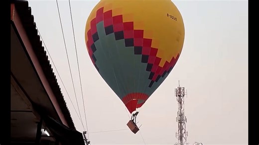 Hot air balloon carrying tourists collides with power lines in Laos