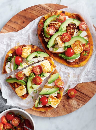 Pizzas au poulet sur pains naans | RICARDO