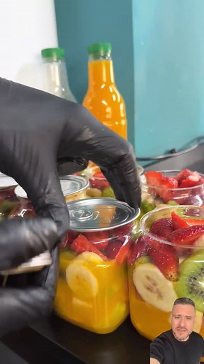 🫐 A simple technique is reshaping how fresh food is sold. Cut fruit, vacuum-sealed, and preserved for weeks — no additives, no shortcuts, and the same natural taste. The result is a clean, attractive product that fits perfectly into gyms, cafés, markets, and quick-grab coolers in any city. Light to prepare, easy to store, and visually irresistible — that’s why this format is spreading fast around the world. 🎥 Credits: markazifruits 📲 Follow laertejr_mkt.eua for fresh business ideas and global