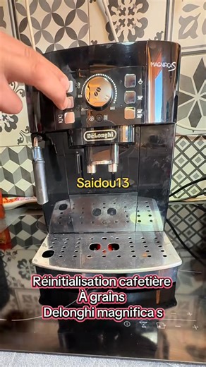 Réinitialisation cafetière à broyeur Delonghi magnifica S #machine #astuces #cafetiere #reparation #delonghidinamica #cafetiere #café #coffee De'Longhi France | Saidou Mai