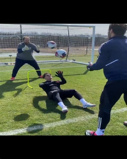 27K views · 170 reactions |  Great Coordination warm up 理 . . . Credit To @justusgoalkeepers  . . . #traintogether #goalielife #goaliesaves #goalkeepers #trainingsoccer #thebeautifulgame #soccerskills #footballdrills #footballcoach #footballskills #futbolistas #goalkeeper #progressoverperfection #soccercoaching #futbol #fútbol #football #soccer | Grassroots Coaching Drills | Facebook
