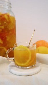 “Menjurjito” para darle un BOOST al sistema inmunológico 🧡⚡️ No imaginaba el éxito que iba a tener esta poción mágica 🤪, te la compartí hace un año y ahorita que empieza el frío, es momento de empezarla a preparar. Ingredientes: 3 varitas de canela 2 naranjas 2 mandarinas 1 toronja 10 cm jengibre en raíz 10 cm cúrcuma en raíz o 1 cucharada en polvo 1/2 cdita pimienta negra molida (para activar la cúrcuma) 1/2 taza de miel de abeja 1 diente de ajo aplastado 🧄 Vas a poner a hervir la canela en 