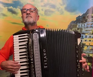 Jeden Abend von 20:30 bis 22:00 Uhr spiele ich in der Akkordeon Lounge (meine private Gruppe). Lieder aus dem italienischen Repertoire. Um mehr zu erfahren, schreiben Sie unter diesem Video einen Kommentar und schreiben Sie das Wort „Wohnzimmer“. Ich werde mich privat mit Dir in Verbindung setzen und Dir ausführlich erklären, wie es funktioniert 🎶🎶🎶🪗🪗🪗 Ein italienisches Medley: - Ci sarà (Albano & Romina Power) - Felicità (Albano & Romina Power) - L’Italiano (Toto Cotugno) - Sarà perché ti