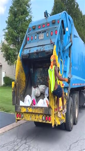 1.1K views | #foryou #garbageman #garbage #trash​ #environment #valleyofthekings #fyp #trashcar #USA\ | Climber Man | Facebook