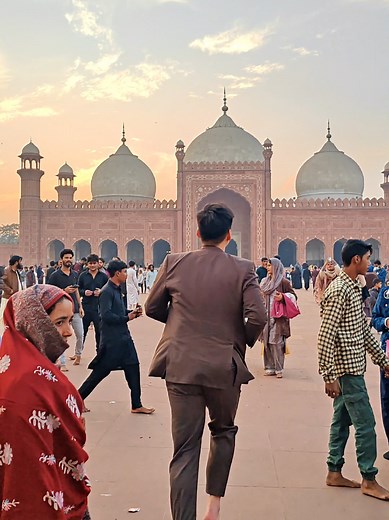 Exploring Lahore's Badshahi Mosque