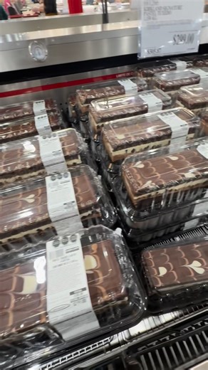 Costco soy tu Fan on Instagram: "Regreso el pastel Tuxedo,perfecto para los que les encanta disfrutar de un buen pastel de chocolate ¡No te lo puedes perder! Precio:$299 • • • #costco #pastel #chocolate"