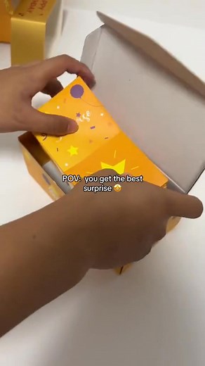 This is the coolest Christmas gift ever. These Gift Explosion boxes are amazing. And the setup is so simple. All you do is place a Bill and then place a box on top of it, and then you stack them up. And then once you have all of your bills stacked up, then you place it all in the box and then shut the lid of the box. And then to make it a little more fun, it comes with this little snowflake confetti that you can throw in. So when all the money goes everywhere, the confetti goes with it. Now all