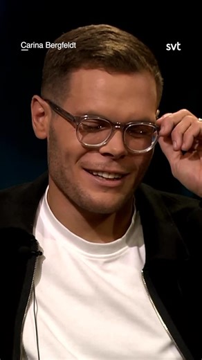 Carina Bergfeldt on Instagram: "🍿SPOILERVARNING!💥 Mjällbys hjälte Jacob Bergström fick Henrik Dorsin och mig att tappa det fullständigt i veckans program. Scrolla vidare om du vill vänta tills i morgon med att höra skämtet. Avsnittet finns på SVT Play redan kl 17, och sänds i SVT1 kl 21, direkt efter På Spåret. Skrattfest utlovas.✨"