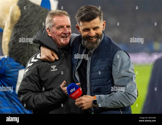 Gelsenkirchen, Deutschland Februar 2026. Petrik Sander (1.FC Magdeburg, #Trainer, Coach) li. Und Miron Muslic (FC Schalke 04, Trainer, Coach) umarmen sich vor dem Interview bei Sky Sport FC Schalke 04 - 1. FC Magdeburg, 2. Fußball-Bundesliga, 23. Spieltag, Veltins-Arena Gelsenkirchen, Saison 2025 2026, 21.02.2026 DFB-Vorschriften verbieten jede Verwendung von Fotografien als Bildsequenzen und/oder Quasi-Video. (Foto: HMB Media/ Marco Bader/SIPA USA) Credit: SIPA USA/Alamy Live News Stockfotograf
