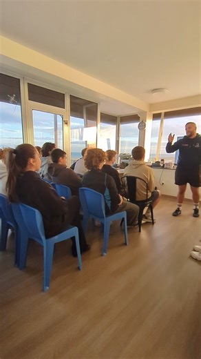 🟨🟥 Formation “Premiers Secours en Équipe” (PSE1) 🟨🟥 Pendant les vacances d’automne, les futurs nageurs sauveteurs suivent la formation PSE1 dispensée par le centre Dunkerque Sauvetage FNMNS. D’une durée de 39 heures réparties sur 5 jours, cette étape essentielle fait partie des 5 diplômes requis pour exercer en tant que nageur sauveteur sur le littoral des Dunes de Flandre. 👉 Cette semaine ainsi que la semaine prochaine, la formation se déroule au poste de secours Pavois à Dunkerque. Les pa