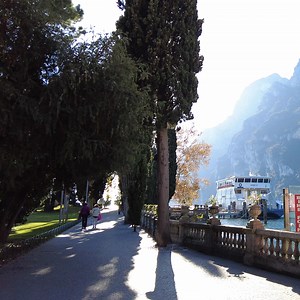 Een winterse wandeling over de palmenpromenade van Riva del Garda… heerlijk! 🥰 Riva is de noordelijkste plaats aan het Gardameer en ligt spectaculair tussen meer en bergen. Dankzij deze ligging is het een paradijs voor natuurliefhebbers, wandelaars en sportievelingen. Langs het water ligt een prachtig, bijna tropisch park met palmen, bloemen en wandelpaden – perfect voor een ochtendwandeling of bij zonsondergang. Je kunt hier fietsen, zeilen, zwemmen of gewoon ontspannen op een bankje met uitzi