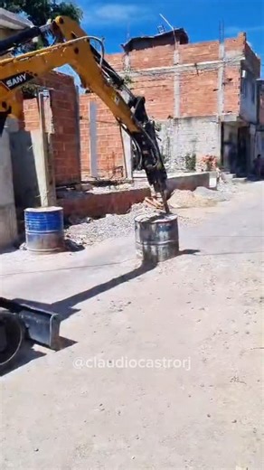 Cláudio Castro on Instagram: "São 25 dias de Operação Barricada Zero nas ruas do Rio de Janeiro. Um trabalho contínuo, diário e planejado para enfrentar um dos principais instrumentos de controle territorial do crime. Nesse período, já foram mais de 1.500 remoções, com atuação integrada das forças de segurança, uso de maquinário pesado, monitoramento permanente das áreas atendidas e retorno imediato sempre que necessário. É a presença do Estado de forma organizada, constante e responsável. E a