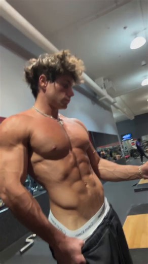 Own your weekend...or stay forgotten.🙇‍♀️🙇While others relax, you're here for one reason serving💪, watching, proving you know your place.Every second you hesitate is another second you're not worthy.Step up. Show devotion. Earn attention.🙇💵@topalphamales #finsun #cashmaster