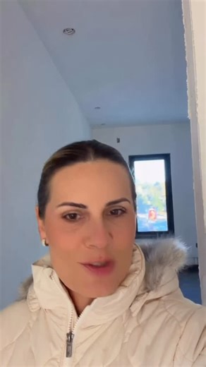 Andria Tagliari, ASID | International Designer on Instagram: "Obra em andamento em Bella Collina — e cada detalhe aqui tem intenção. Neste vídeo, eu mostro de perto como leio o espaço ainda “cru”: proporções, luz natural, eixos, materiais e pontos de impacto visual. Projeto de alto padrão não nasce do acaso — nasce de método, curadoria e decisões precisas no momento certo. Porque antes de ficar bonito, precisa ficar correto. Juntas, construímos mais do que espaços: edificamos legados. 📍Bella Co