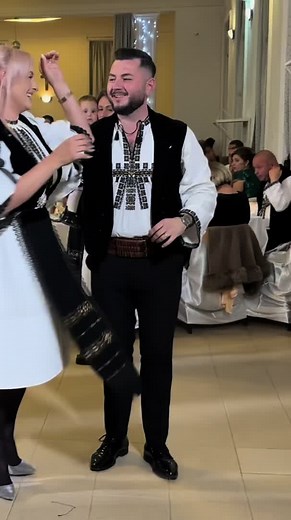 Tradiții momârlănești: cântec și joc de jiană la nuntă