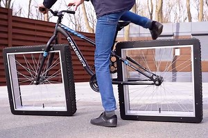 L'invention d'un vélo avec des roues carrées totalement fonctionnelles !