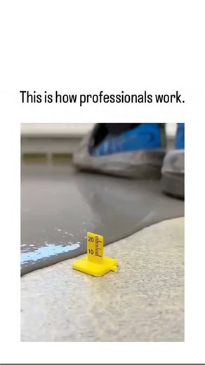 wowmemes_s on Instagram: "- The video demonstrates a precise technique for applying self-leveling floor compound, using a concentric circle template to center the pour and ensure even distribution, followed by mixing, spreading, and leveling with spacers for a flat surface ideal for tiling. - Posted on January 26, 2026, by Indonesian user , it garnered over 3.1 million views, 3,951 likes, and 544 replies, mostly expressing admiration in Indonesian for the professional method. - This method minim