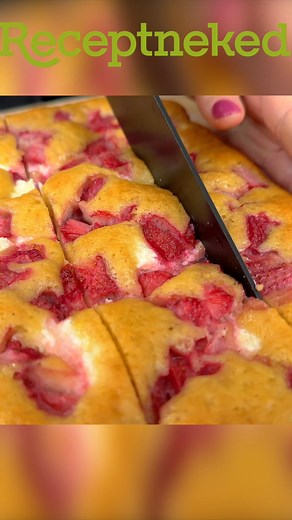 63K views · 583 reactions | Az eperszezon első sütije! Isteni fincsi, kevert tészta túróval és persze eperrel!  Recept: https://receptneked.hu/edes-sutemenyek/epres-turos-kevert-suti/ | Receptneked | Facebook