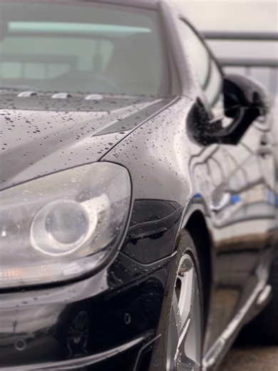 🔥 Mercedes SLK 200 Roadster – kabrio sa 184 KS za 15.990 €! ☀️ Danas sam za mog klijenta pogledao Mercedes-Benz SLK 200 Roadster, pravi mali sportski kabrio, stara škola. 📅 Prva registracija: 02/2013 📏 Kilometraža: 139.800 km ⛽ Motor: 1.8 benzin 💪 Snaga: 135 kW / 184 KS ⚙️ Menjač: Automatik 💰 Cena: 15.990 € Detalji koje sam primetio: ✔️ LED dnevna svetla ✔️ Parking senzori napred i pozadi ✔️ Automatski sklopivi retrovizori ✔️ AMG felne 245/35 R18 ✔️ Ventilirajući diskovi napred ✔️ Bela koža