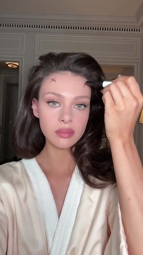 Victoria Beckham's Contour Stylus: The Secret to Flawless Contouring