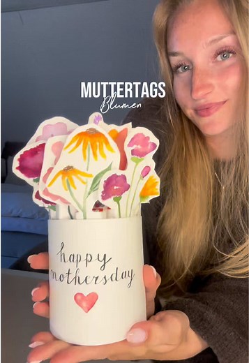 Muttertagsgeschenk last minute: einfache Geschenkidee mit Blumen & Schokolade