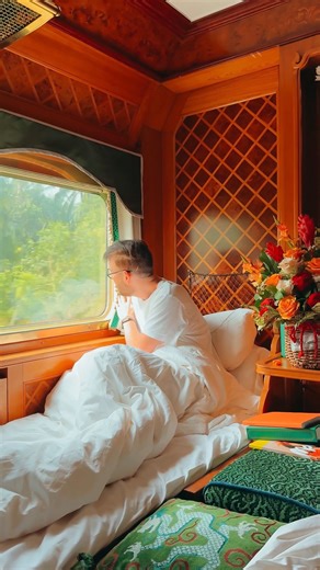 Dinner time on the Eastern and Oriental Express train is a feast that doesn’t just stop with the food. It carries on long after the food is done with music, drinks and dancing till whenever you decide it’s time for bed. It’s absolutely brilliant! #EasternAndOrientalExpress #TrainTravel #Singapore #Malaysia #Travel | Hand Luggage Only