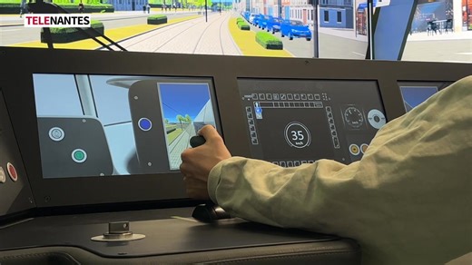 SIMULATEUR DE TRAM : ON A TESTÉ POUR VOUS Apprendre à conduire un tramway… sans avoir besoin de sortir du bureau ! C’est possible grâce à des simulateurs de conduite. La Semitan en a réceptionné six fin 2025. Parmi eux, deux sont immersifs, dotés de l’intégralité des univers de la ligne 1. Un investissement à hauteur d’1,2 millions d’euros. Même siège, même tableau de bord, notre journaliste a pris place aux commandes. | Télénantes