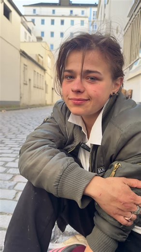 Straßenleben on Instagram: "In den Streets von Bremen #bremen #streetsofbremen #bremenstreetsinterview #bremeninterviews #bremen"