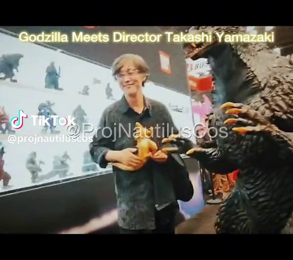#Godzilla Meets #GodzillaMinusOne Director #takashiyamazaki at @Bandai Toys & Collectibles in @New York Comic Con #godzillacosplay #godzillacostume #GodzillaSuit #kaiju #NYCC #NYCC2024 #toho #projnautiluscos #godzillabooth #nycccosplay #bandai #cosplay #cosplayer #cosplayers