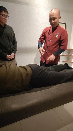 68K views · 592 reactions | 你知道解剖學上的筋膜線、和中醫抽象的經絡，幾乎是重疊的嗎✨？ 帶柏霖老師來交流交流 他一直不理解中醫的奧秘 我說人家五千年的歷史博大精深好嗎藍 每個人看的觀點不一樣，覺得大家都超厲害欸凉 #運動按摩 #台南按摩 #推拿整復 #台南市安平區 #茉式運動按摩 | Mos運動按摩 | Facebook