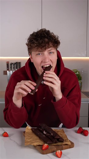 Diese viralen Erdbeer-Eissticks nach dem Rezept von @Fabian & Philipp🍭🍩🍬 sind der perfekte Start in den Sommer. 🍓🍫 Zutaten für 6 Sticks: 150 g Zartbitterschokolade, 200 g Schlagsahne, 100 g gezuckerte Kondensmilch, ca. 100 g Erdbeeren, 1 TL Vanilleextrakt Zubereitung: Die Schokolade in Stücke brechen, in die Eisbeutel geben und die verschlossenen Beutel in warmes Wasser legen, bis die Schokolade vollständig geschmolzen ist. Anschließend die flüssige Schokolade innerhalb der Beutel so vertei